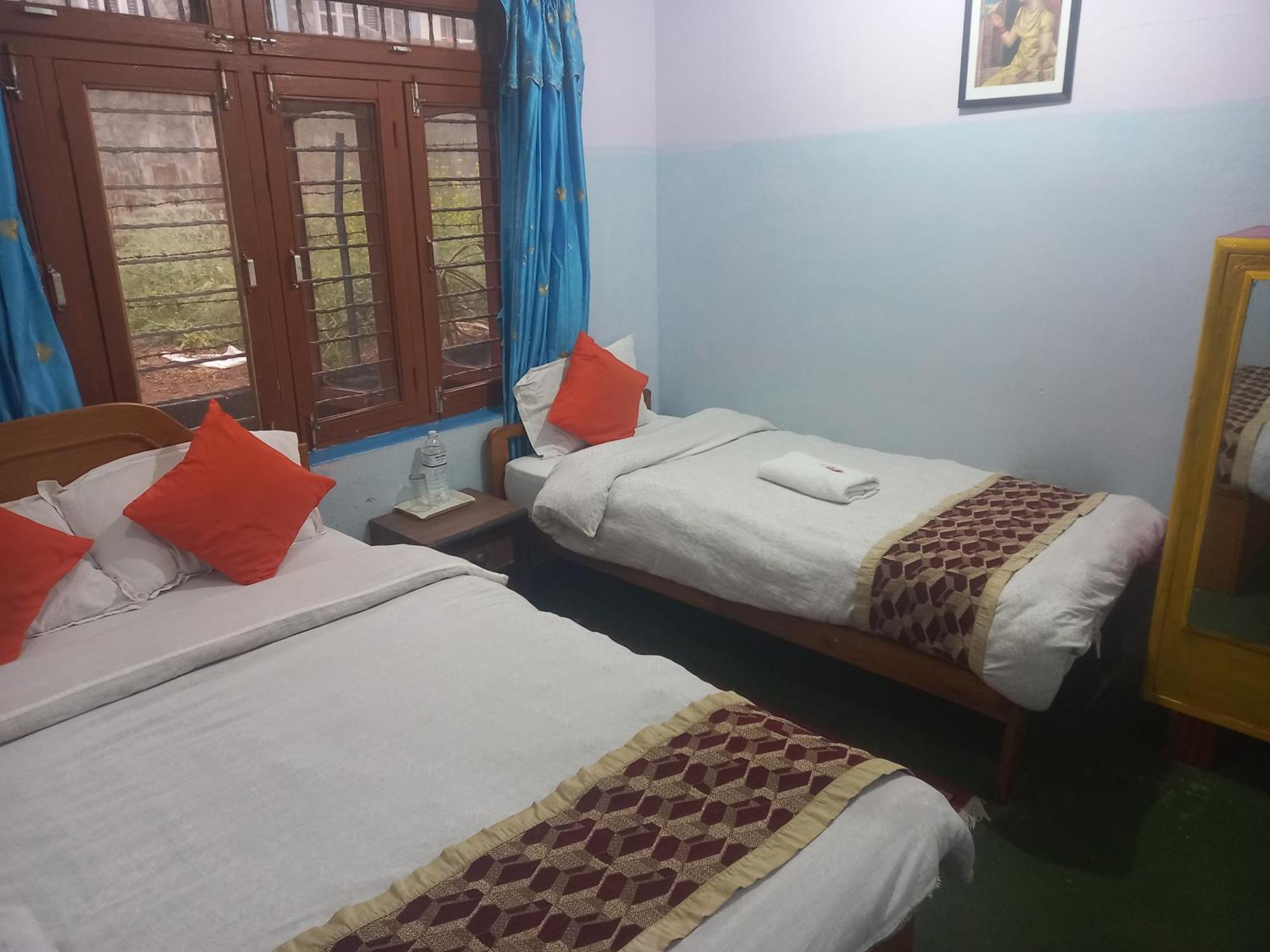 Galaxy Inn Guest House Pokhara Bagian luar foto