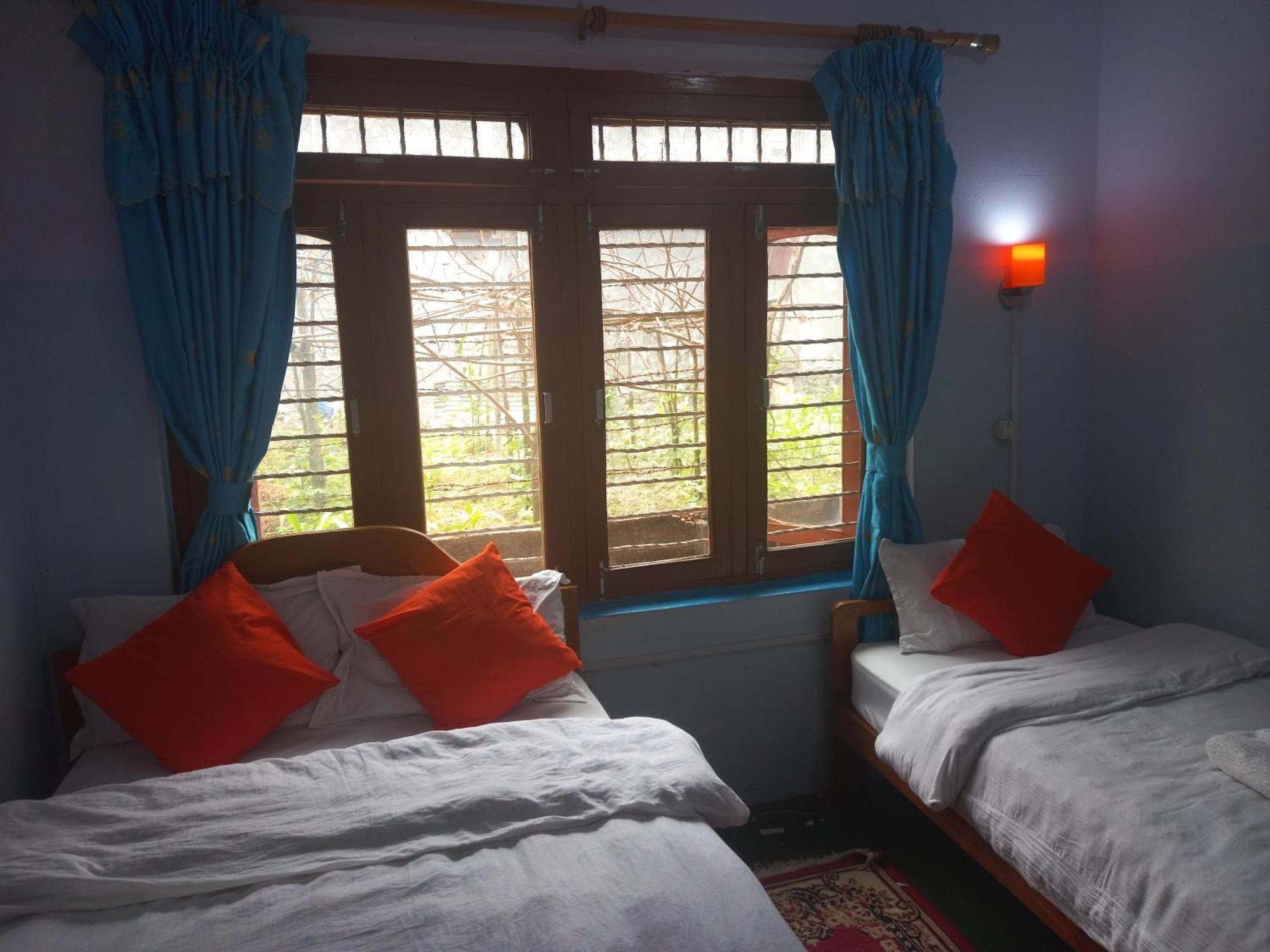 Galaxy Inn Guest House Pokhara Bagian luar foto