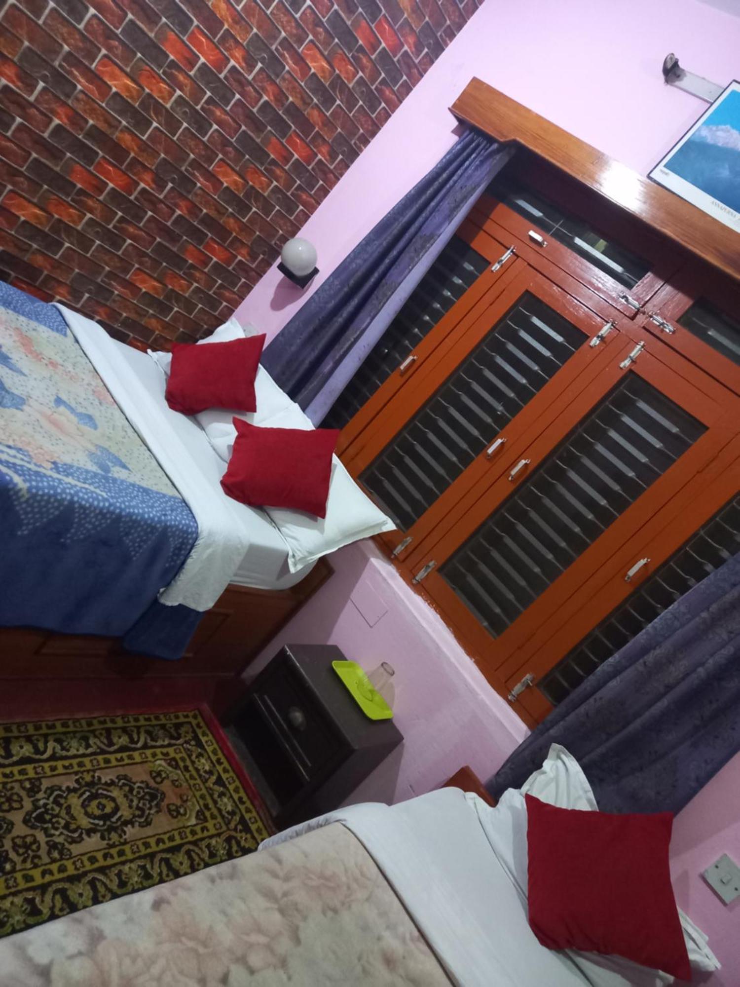 Galaxy Inn Guest House Pokhara Bagian luar foto