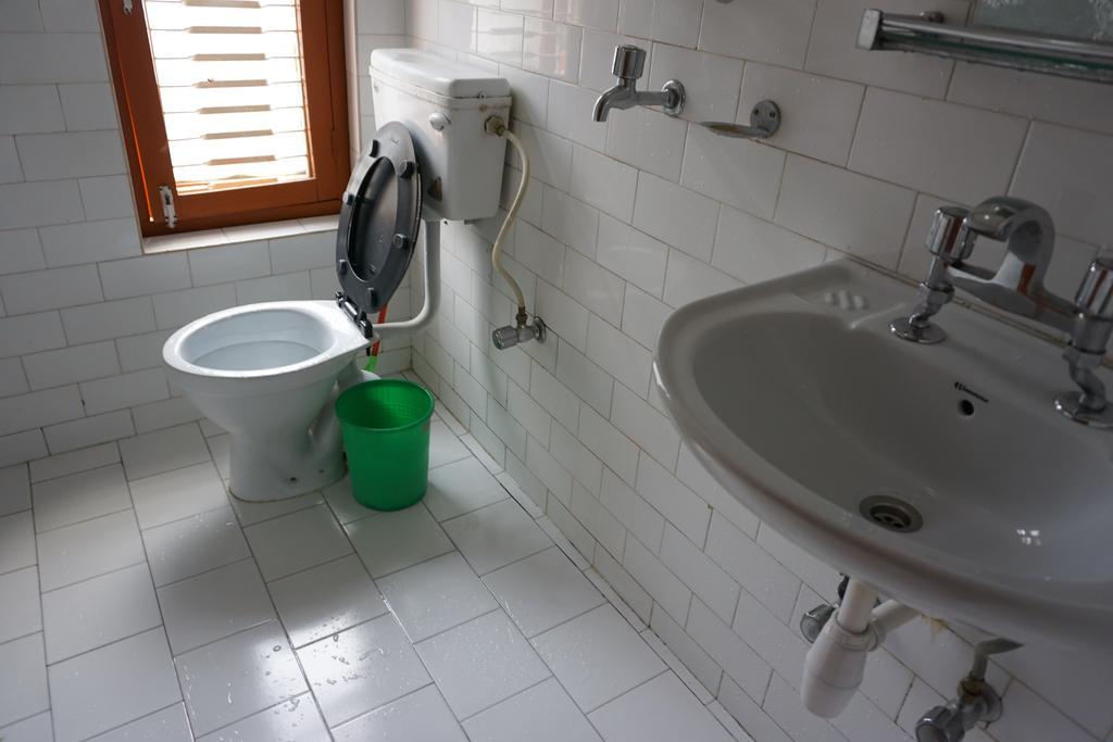 Galaxy Inn Guest House Pokhara Bagian luar foto