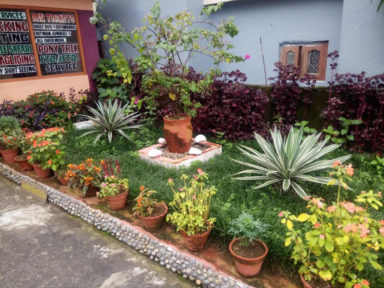 Galaxy Inn Guest House Pokhara Bagian luar foto
